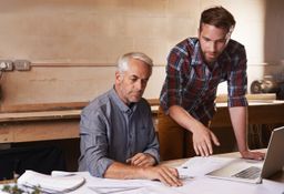 Deux hommes qui estiment la valeur de leur petite entreprise