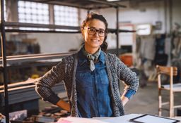 Femme dans son atelier souhaitant transmettre son entreprise