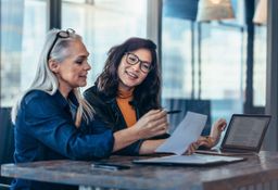 Deux femmes en rendez-vous de conseil en création d'entreprise